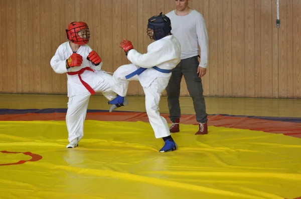 Orenburg, russland - 14. mai 2016: die jungs messen sich im hand-to-hand fight. — Stockfoto