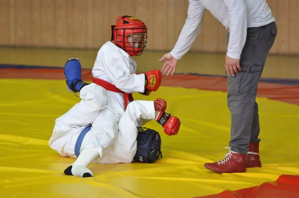 Orenburg, Rusko - 14 května 2016: chlapci soutěží v melee boj. — Stock fotografie