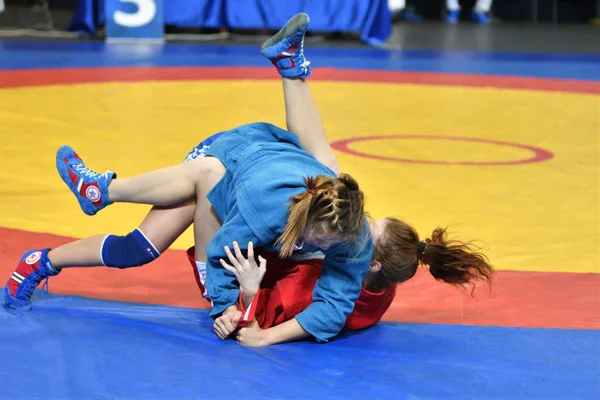 Orenburg, Rusya Federasyonu - 29 Ekim 2016: kız rekabet içinde Sambo
