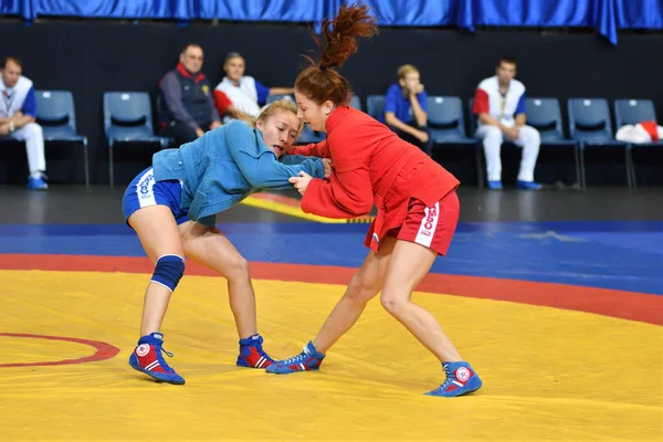 Orenburg, russland - 29. oktober 2016: mädchen messen sich im sambo — Stockfoto