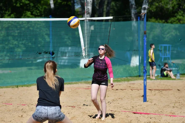 Orenburg, Rusya, 9-10 Haziran 2017 yıl: plaj voleybolu oynayan kız — Stok fotoğraf