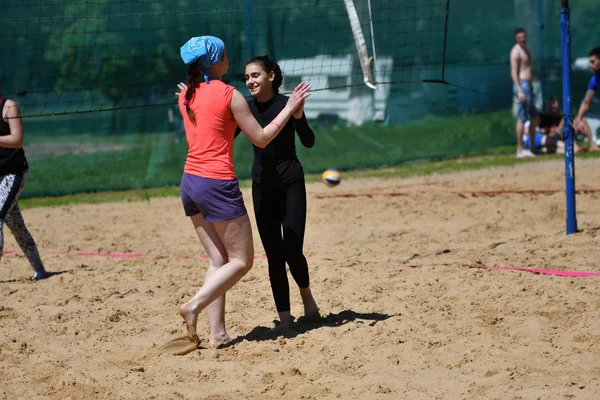 Orenburg, Rosja, 9-10 czerwca 2017 roku: Dziewczyna, boiska do siatkówki plażowej — Zdjęcie stockowe