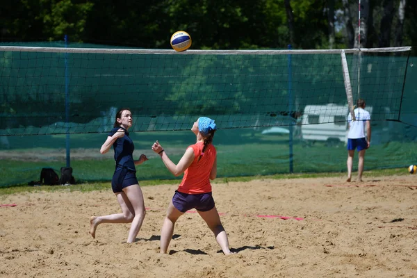 Orenburg, Russia, 9-10 June 2017 year: Girl playing beach volleyball — Stock Photo, Image