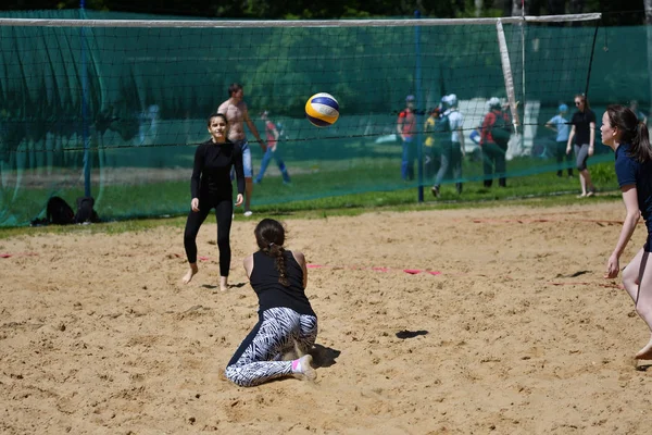 Orenburg, Rusya, 9-10 Haziran 2017 yıl: plaj voleybolu oynayan kız — Stok fotoğraf