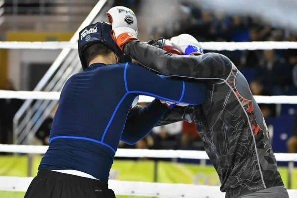 Orenburg, Rússia - 18 de fevereiro de 2017 ano: Os lutadores competem em artes marciais mistas — Fotografia de Stock