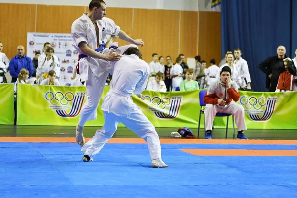 Orenburg, Rosja - 5 marca 2017 roku: chłopcy konkurować w karate — Zdjęcie stockowe