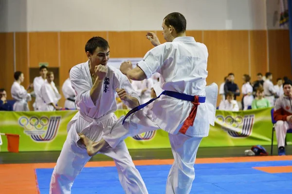 Orenburg, Rusia - 5 martie 2017 an: Băieții concurează în karate — Fotografie, imagine de stoc