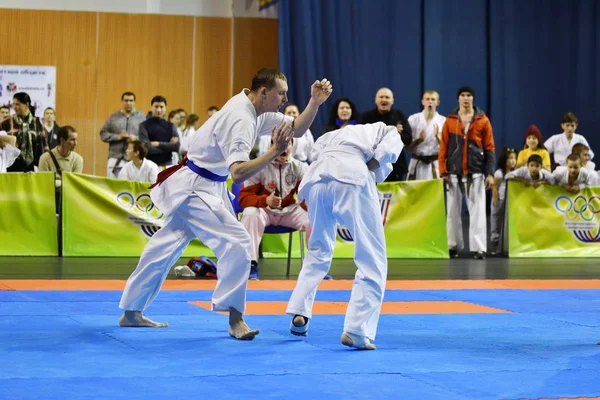 Orenburg, russland - 5. märz 2017 jahr: jungs messen sich im karate — Stockfoto