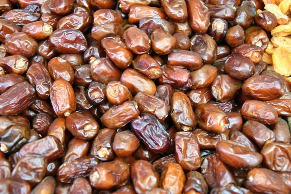 Dates is the edible fruit of some species of date palm — Stock Photo, Image