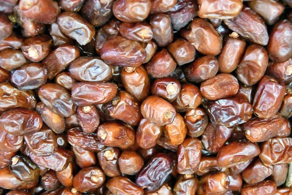 Dates is the edible fruit of some species of date palm — Stock Photo, Image