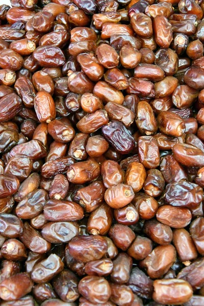 Dates is the edible fruit of some species of date palm — Stock Photo, Image