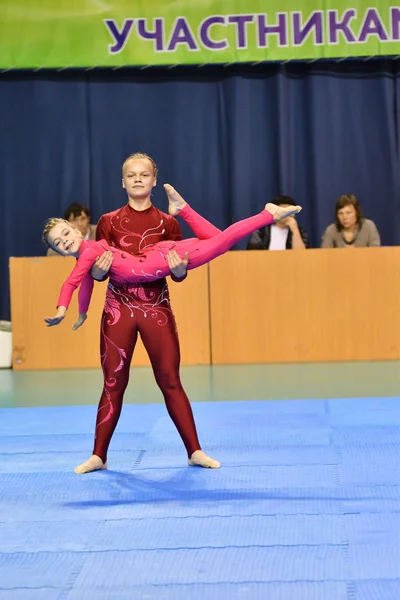 Orenburg, Rusko, 26-27 května 2017 roky: junioři soutěžit v sportovní akrobacie — Stock fotografie