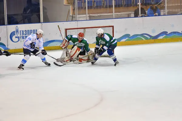 Orenburg, russland - 5. april 2017 jahr: männer spielen hockey — Stockfoto