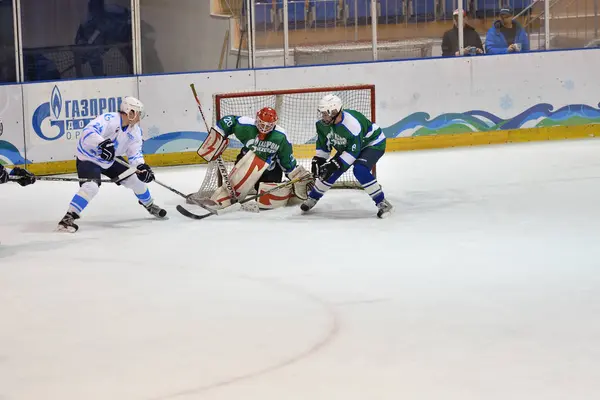 Orenburg, Rosja - 5 kwietnia 2017 roku: mężczyzn gry w hokeja — Zdjęcie stockowe