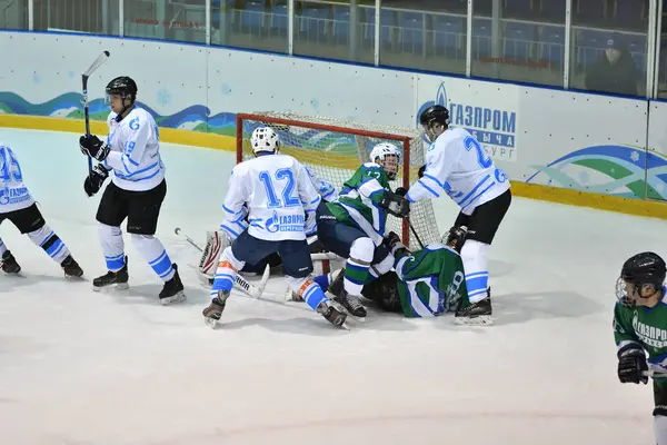 Оренбург, Россия - 5 апреля 2017 года: мужчины играют в хоккей — стоковое фото