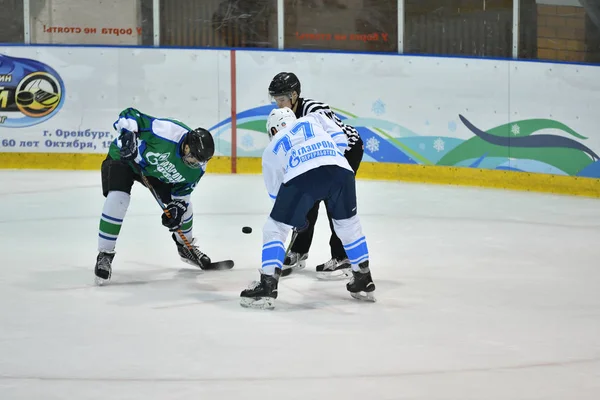 Orenburg, Rusia - 5 de abril de 2017 año: los hombres juegan al hockey —  Fotos de Stock