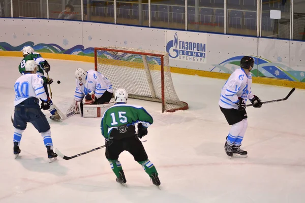 Orenburg, Russie - 5 avril 2017 année : les hommes jouent au hockey — Photo