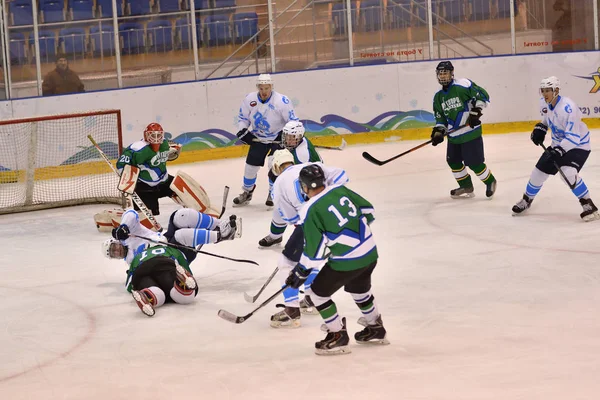 Orenburg, Rusia - 5 de abril de 2017 año: los hombres juegan al hockey —  Fotos de Stock