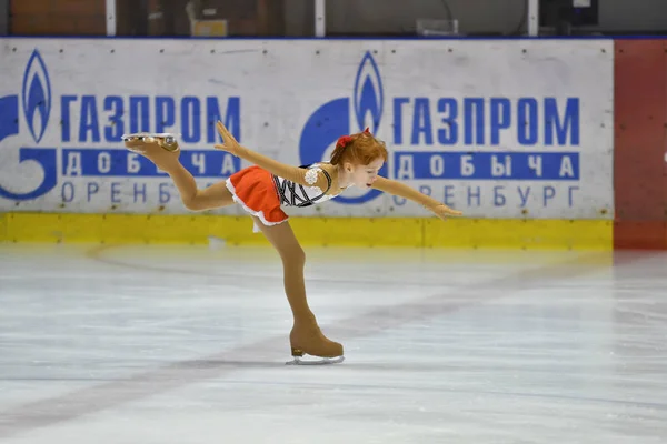 Orenburg, Rusya Federasyonu - 25 Şubat 2017 yıl: kız rekabet Artistik Patinaj — Stok fotoğraf