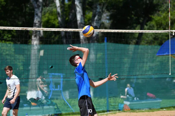 Orenburg, Rusya, 9 -10 Haziran 2017 yıl: plaj voleybolu oynarken çocuklar — Stok fotoğraf