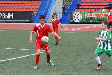 Orenburg, Rusya Federasyonu - 2017 yıl 28, Mayıs: çocuklar futbol oynamak