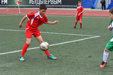 Orenburg, Rusya Federasyonu - 2017 yıl 28, Mayıs: çocuklar futbol oynamak