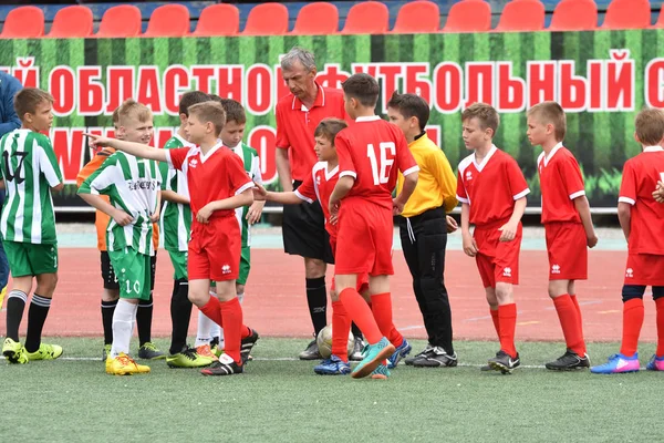 Orenburg, Rusya Federasyonu - 2017 yıl 28, Mayıs: çocuklar futbol oynamak — Stok fotoğraf