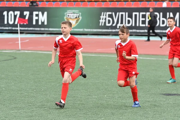 Orenburg, Oroszország - május 28., 2017 év: A fiúk focizni — Stock Fotó