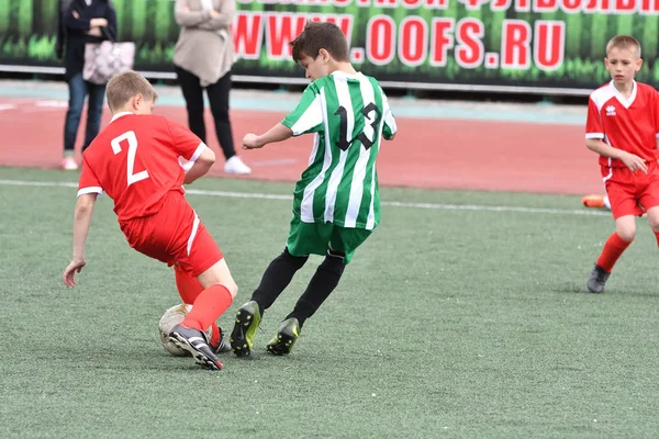 Orenburg, Russia - 28 maggio 2017 anno: I ragazzi giocano a calcio — Foto Stock