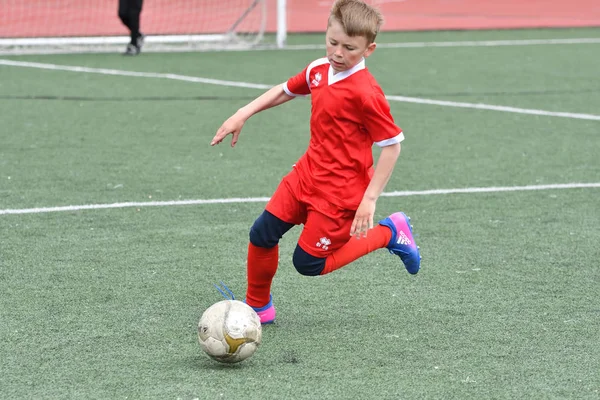 Orenburg, Rusia - 28 de mayo de 2017 año: Los chicos juegan al fútbol —  Fotos de Stock