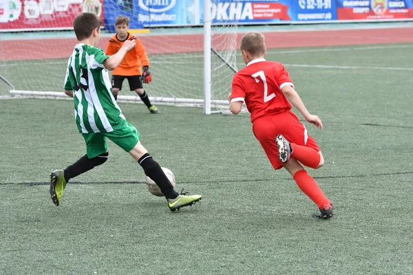 Orenburg, Russia - May 28, 2017 year: The boys play football — Stock Photo, Image