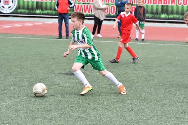 Orenburg, Rusia - 28 de mayo de 2017 año: Los chicos juegan al fútbol — Foto de Stock