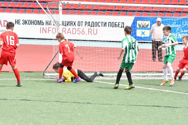 Orenburg, Rusia - 28 de mayo de 2017 año: Los chicos juegan al fútbol —  Fotos de Stock