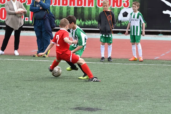 Orenburg, Rusia - 28 de mayo de 2017 año: Los chicos juegan al fútbol — Foto de Stock