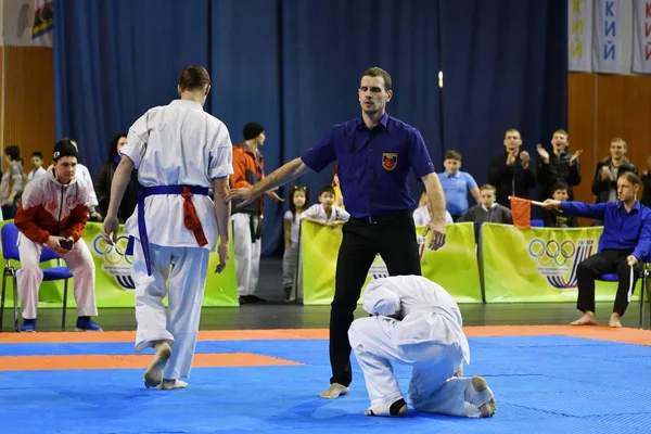 Orenburg, Rusia - 5 de marzo de 2017 año: Los niños compiten en karate — Foto de Stock