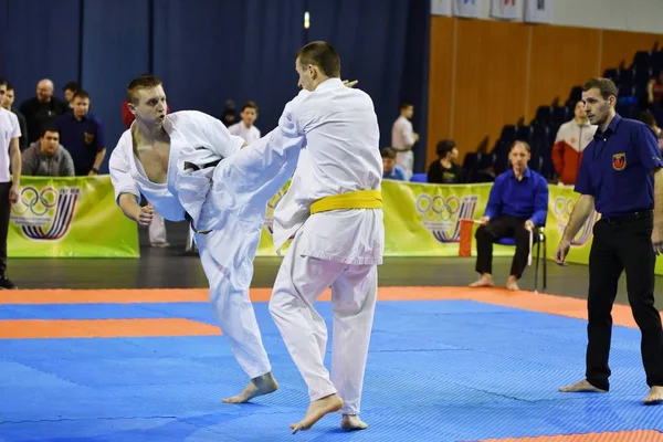 Orenburg, Rusia - 5 de marzo de 2017 año: Los niños compiten en karate — Foto de Stock