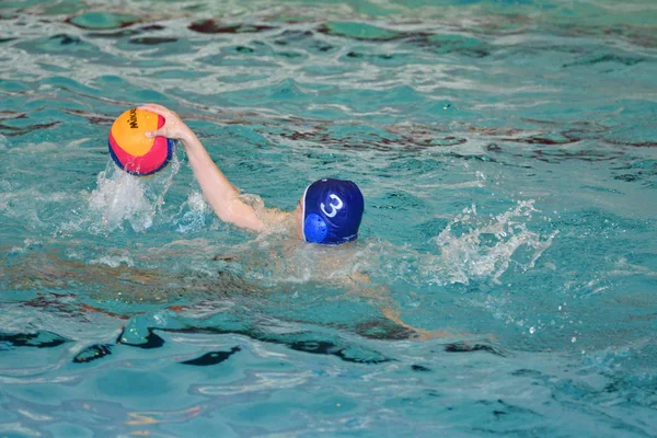 オレンブルク、ロシア 5 月 4、2017 年: 水球競技の少年を再生 — ストック写真
