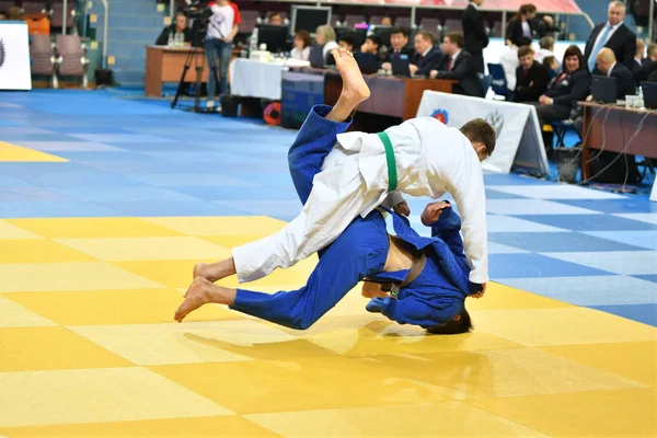 Orenburg, Rusland - 21 oktober 2016: jongens concurreren in Judo — Stockfoto