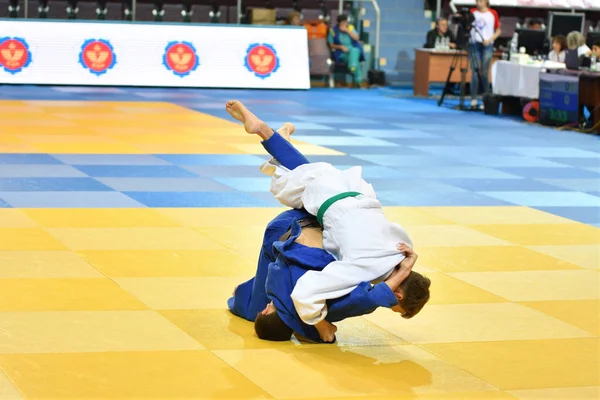 Orenburg, Venäjä - 21. lokakuuta 2016: Pojat kilpailevat Judossa — kuvapankkivalokuva