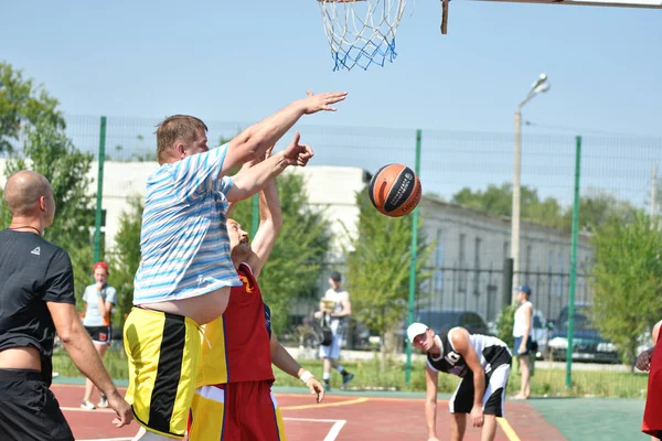 Orenburg, Russia - 30 luglio 2017 anno: gli uomini giocano a basket di strada — Foto Stock