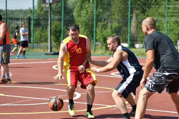 Orenburg, Rusia - 30 de julio de 2017 año: los hombres juegan Street Basketball —  Fotos de Stock