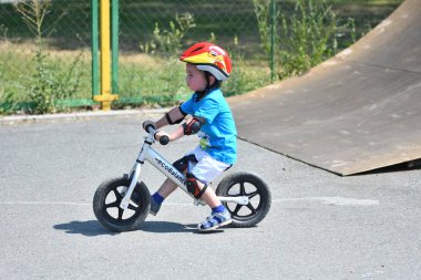 Orenburg, Rusya - 29 Temmuz 2017 yıl: Küçük çocuklar Begovel'e binmeyi öğreniyor