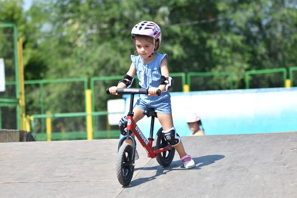 Orenburg, Rusko-29. červenec 2017 rok: malé děti se učí jezdit na Begovelu — Stock fotografie