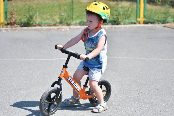 Orenburg, russland - 29. juli 2017 jahr: kleine kinder lernen reiten auf begovel — Stockfoto