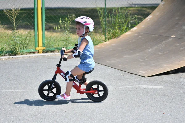 Orenburg, russland - 29. juli 2017 jahr: kleine kinder lernen reiten auf begovel — Stockfoto