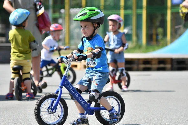 Orenburg, Rússia - 29 de julho de 2017 ano: crianças pequenas aprendem a andar em Begovel — Fotografia de Stock