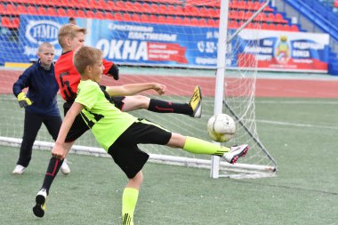 Orenburg, Rusya Federasyonu - 2017 yıl 28, Mayıs: çocuklar futbol oynamak