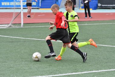 Orenburg, Rusya Federasyonu - 2017 yıl 28, Mayıs: çocuklar futbol oynamak