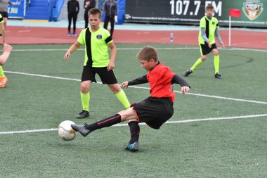 Orenburg, Rusya Federasyonu - 2017 yıl 28, Mayıs: çocuklar futbol oynamak