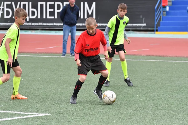 Orenburg, Rusia - 28 de mayo de 2017 año: Los chicos juegan al fútbol —  Fotos de Stock